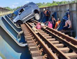 Pengemudi Stress Bawa Kendaraan Pemudik ke Jalur Rel Kereta