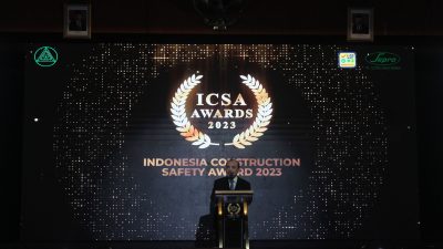Ketua Umum Perkumpulan Ahli Keselamatan Konstruksi (PAKKI) Lazuardi Nurdin saat memberikan sambutan dalam acara ICSA 2023 di Auditorium Bidakarna, Hotel Bidakara, Jakarta Selatan. (Foto: hsemagz.com/Hasanuddin)